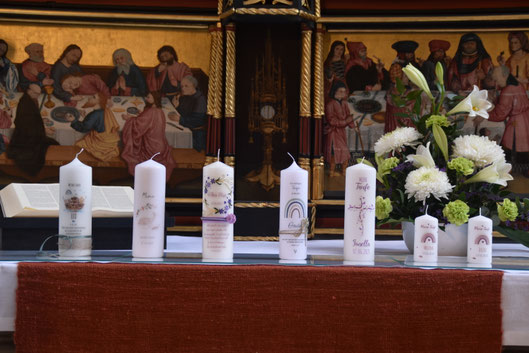 Sieben Taufkerzen auf dem Altar