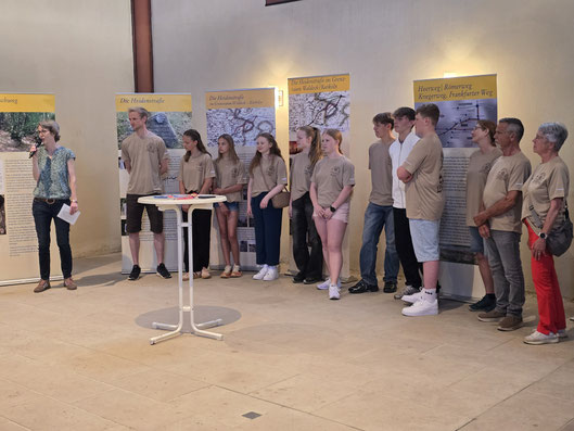 Die Pilgergruppe steht vor der Ausstellung