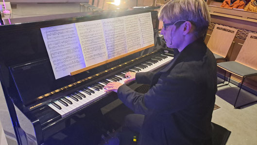 Pianistin und Organistin Eva Gerlach-Kling am Klavier