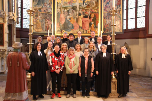 Gruppenbild des neuen Kirchenvorstands vor dem Altar der Kilianskirche