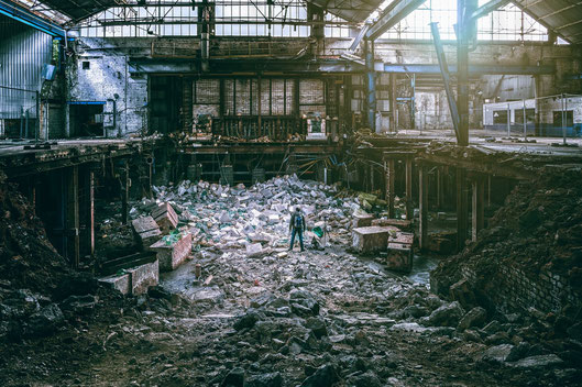 Eine alte Fabrikhalle, die kurz vor dem Abriss steht. Bild von Peter H auf Pixabay.