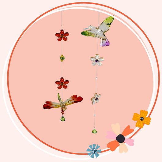 Oranger Kreis mit Blütenillustrationen und bunten Acryl-Hänger Kolibri und Liebelle