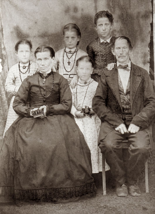 Familie Johann Michael Schmid. Das Foto ist auf dem Gebetbuch datiert.