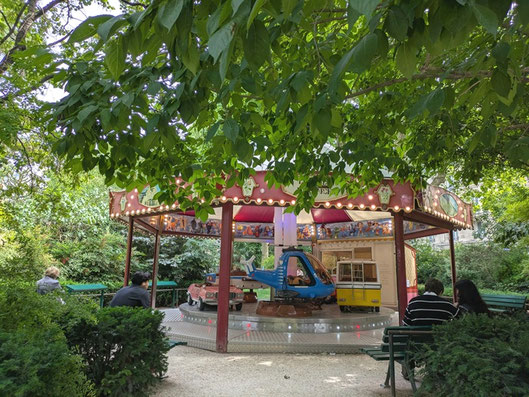 道すがらの公園で見つけた回る遊具。パリのこういうとこが羨ましい。