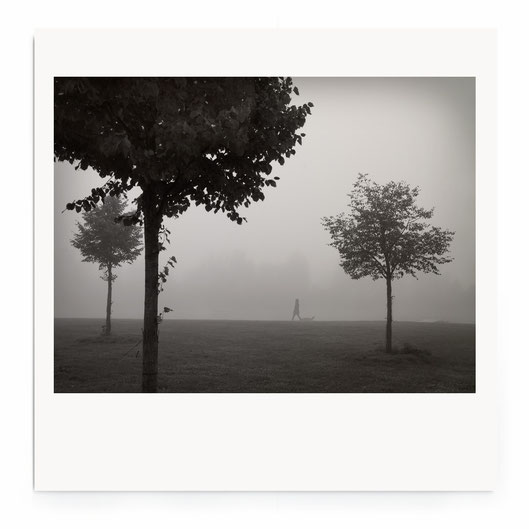 "Silence At The Lake II" Fine Art Fotografie. Minimalistische Landschaft am See in schwarz-weiß.