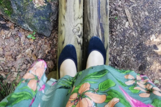 12 von 12: Julia Georgi beim Balancieren auf dem Baumstamm