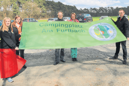 Zum Neustart des Campingplatzes Am Furlbach wird die neue Campingplatz-Flagge von der Familie Auster gehisst: (von links)  Anna-Maria, Katharina und Siegfried Müller, Annette Auster-Müller und Tobias Müller