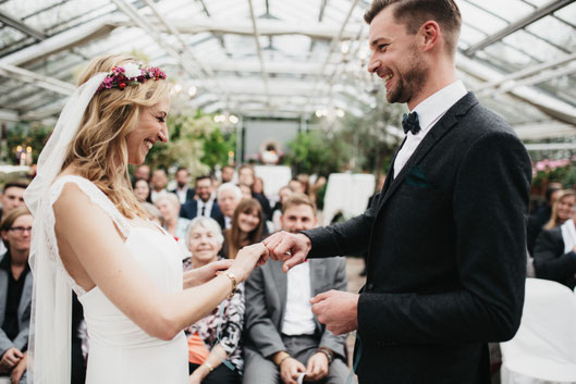 Erfahrung Freie Trauung, Bewertung Strauß und Fliege, Erfahrungsbericht freier Redner, Hochzeit Blog, Erfahrung Hochzeitsredner, Strauß & Fliege