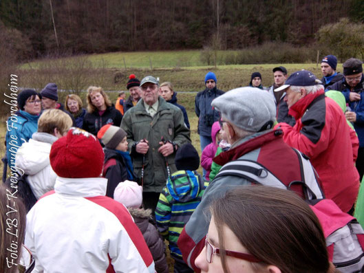 Gunther Brokt mit aufmerksamen Zuhörern (Foto: Ute Wild)