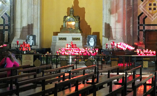 Devant l'autel Sainte Thérèse à Lisieux