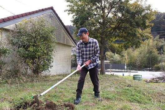 家庭菜園ができるように畑作りを行うナベシマさん。