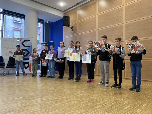 Diesterweg-Stipendiat:innen präsentieren ihr Wissen über Kinderrechte und ihre Ideen und Wünsche aus dem Kinderworkshop in Form eines Lapbooks. (Bild: BSO)