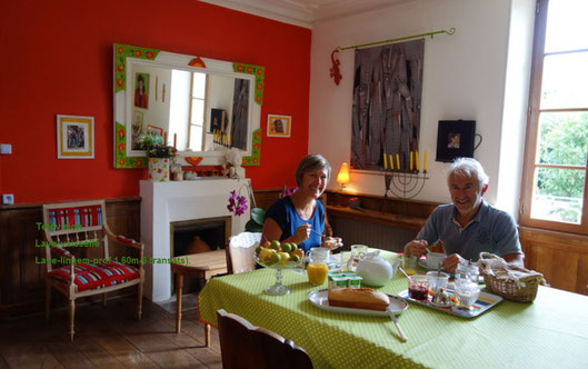 Petit déjeuner copieux dans la maison d'hôtes de charme La Bohème près du Marais poitevin