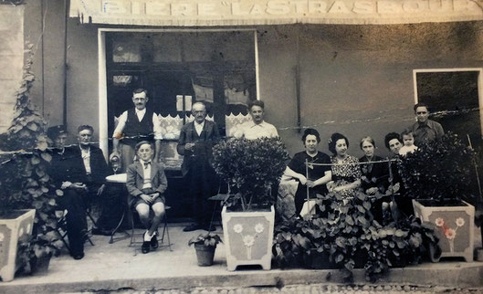 Photo de famille devant le café, on y voit Albert Bentaboulet assis, en culottes courtes.