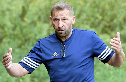 Leidenschaftlich: Trainer Dirk Langhans lebt den Fußball und glaubt an eine Überraschung mit Großenenglis gegen Dortelweil. Allerdings fordert er auch Gespräche über die Einstellung einiger Spielerinnen ein. 