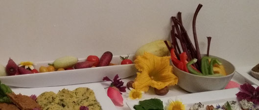 Buffet bunt Kräuter Wildkräuter vegetarisch Gemüse