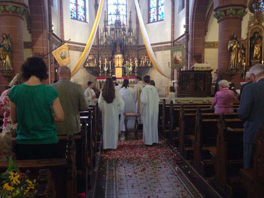 Nach der Messe war der Boden bedeckt von bunten Blüten und duftenden Kräutern