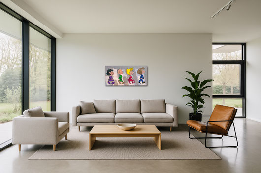 Modernes, helles Wohnzimmer mit dem Werk PEANUTS ON ABBEY ROAD über dem Sofa. Ein farbintensiver Eyecatcher im 140x70 cm Format.
