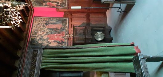 The reconstitution of the bedroom of a wealthy merchant at the end of the 15th Century, at the Museum des Arts Décoratifs. That looks more like our modern bedroom.