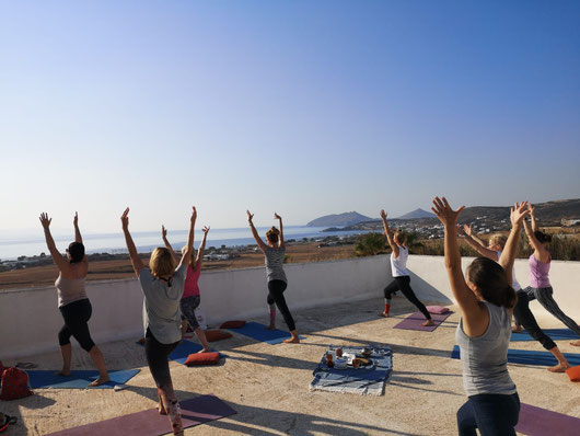 Yoga auf Paros September 21 mit Mel. Einatmen. Ausatmen. Greece. 