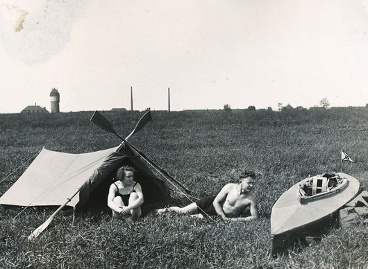 Zelten am Rhein (Lotte und Willy Hirschmann), links im Hintergrund der Friemersheimer Wasserturm (vor einigen Jahren von einem Architekten zu Wohnzwecken umgebaut)