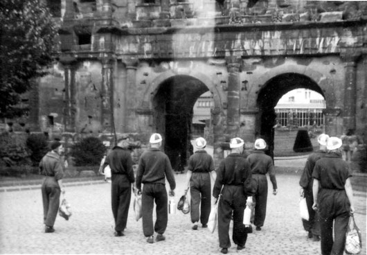 FWF-Kanuten in den Dreißigern vor der ehrwürdigen Porta Nigra, Trier