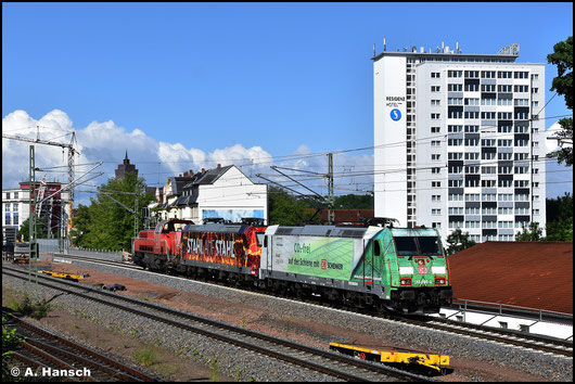 185 389-4 zieht am 28. Mai 2022 einen Lokzug von Zwickau nach Schwarzenberg und passiert hier den Hp Chemnitz-Süd