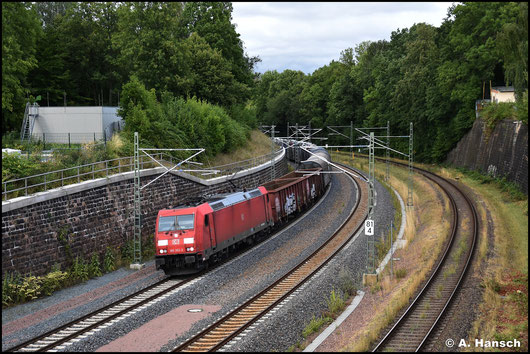 Am 30. Juli 2023 bringt 185 352-2 den EZ 51621 nach Zwickau und rollt dabei durch Chemnitz-Süd