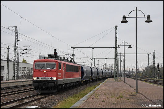 155 249-6 zieht am trüben 11.11.2024 einen Getreidezug aus Bad Schandau durch Dresden Hbf. Die Lok gehört dem LDK aus Leipzig.