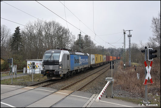 7193 196-1 bringt am 29. März 2025 einen Containerzug nach Hof und passiert hier den BÜ in Chemnitz-Furth