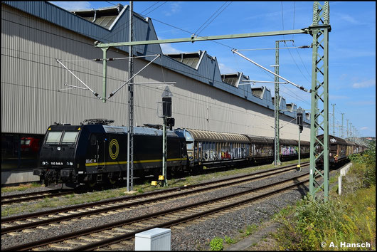 185 546-9 steht am 21. September 2025 mit einem Stahlzug in Chemnitz Hbf.