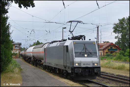 Die graue 185 579-0 schleppt am 03.07.2025 Gaskesselwagen durch Leipzig-Schönefeld