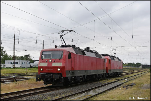 120 127-6 und 120 119-3 fahren am 03.07.2025 durch Leipzig-Schönefeld