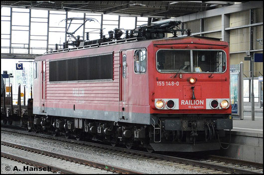 155 148-0 durchfährt am 23. Juli 2015 die Bahnhofshalle von Chemnitz Hbf. Am Haken hat sie einen gemischten Güterzug