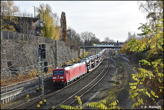 185 190-6 zieht am 13. November 2025 einen Autozug durch Chemnitz Hbf. gen Norden