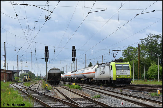 Am 21. Mai 2026 schleppt 185 550-1 einen Gaskesselwagenzug durch Leipzig-Wiederitzsch