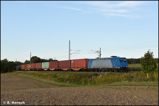 185 528-7 schleppt am Abend des 19.09.2025 einen Kistenzug durch Chemnitz-Furth gen Zwickau