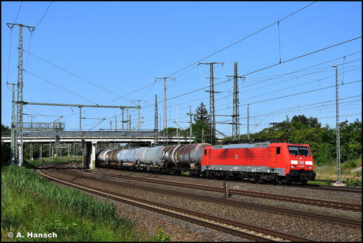Am 27. Mai 2023 zieht 189 058-1 einen Kesselwagenzug durch Luth. Wittenberg Hbf. 