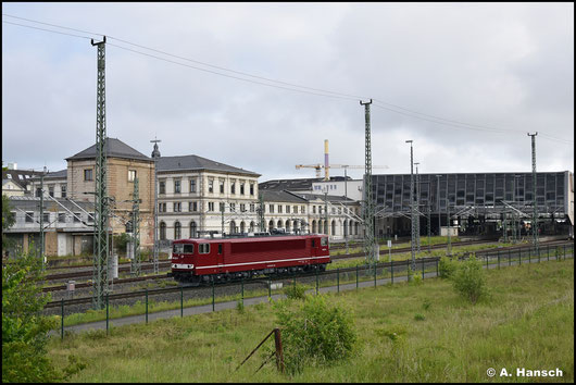 Am 31. Mai 2024 ist die Lok wieder mit Schwellenzug in Chemnitz Hbf. zu Gange. Immernoch bei WFL ist die Lok inzwischen wieder ins DR-Farbschema zurück versetzt worden