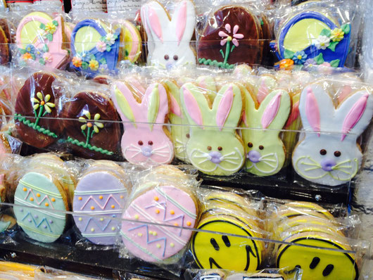 キリストの復活祭イースターは毎年変わります。今年は４月中旬です。お店にはこんな可愛いクッキーが並んでいます♪