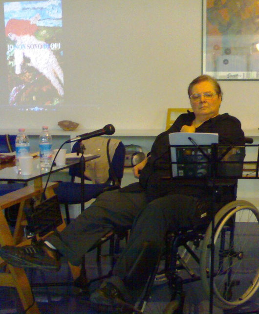 il mio storico avatar di fb: foto scattata ad una presentazone del mio libro : io non sono di qui