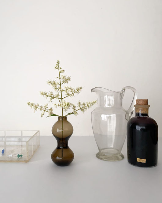 ひょうたんのような形の花瓶です。温かみのある焦茶色のガラス製の花器。掌に乗るほどの小さめのサイズですが、厚みのあるガラスでしっかりした重さがあります。実モノや素朴な草花を一茎生けると良い雰囲気になります。