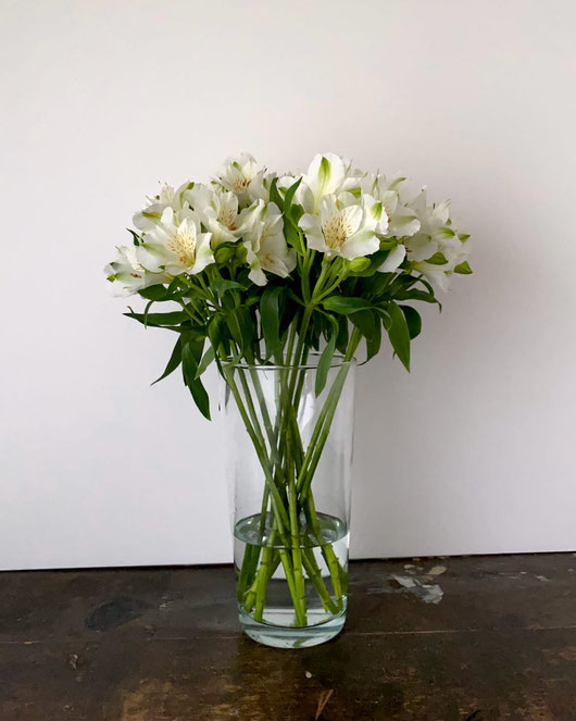 無色透明の厚みのあるガラスの花瓶。円錐形でしっかりとした重さがあります。大きめの花器なので、高さ50〜60cmの花や枝物を生けるのにちょうど良いサイズです。1種類の花を高さを揃えてバサッと生けるだけで簡単に形が決まります。ベーシックなベースですが、一番使いやすい形だと思います。