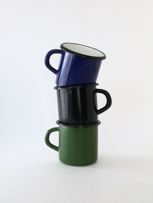 ホーロー製のマグカップです。マグ　コップ　カップ　食器　コーヒー　お茶　紅茶　ミルク　牛乳　歯磨き　洗面所　白　黒　グリーン　緑　青　ブルー　コバルトブルー　De Emaillekeizer　琺瑯　ホーロー　エナメル　ルーマニア　オランダ　ヴィンテージ　クラシック　定番　シンプル　レトロ　アンティーク　おしゃれ　かわいい　人気　おすすめ　デザイン　ブランド　プレゼント　ラッピング　通販　雑貨