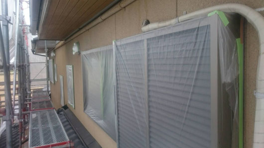 養老町、大垣市、平田町、南濃町、海津町、上石津町、輪之内町で外壁塗装工事中の外壁塗装工事専門店。養老町大跡で外壁塗装/外壁塗装工事のビニール養生作業中