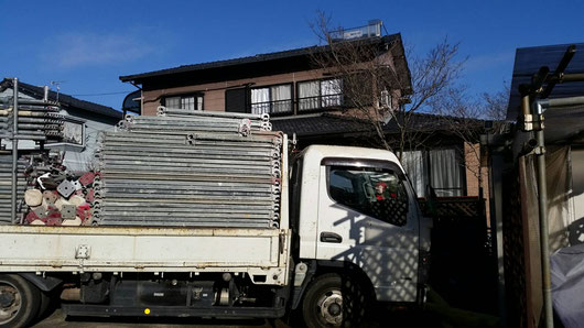 養老町、大垣市、平田町、南濃町、海津町、上石津町、輪之内町で外壁塗装工事中の外壁塗装工事専門店。養老町大西小倉で外壁塗装/外壁塗装工事の足場組立て作業中