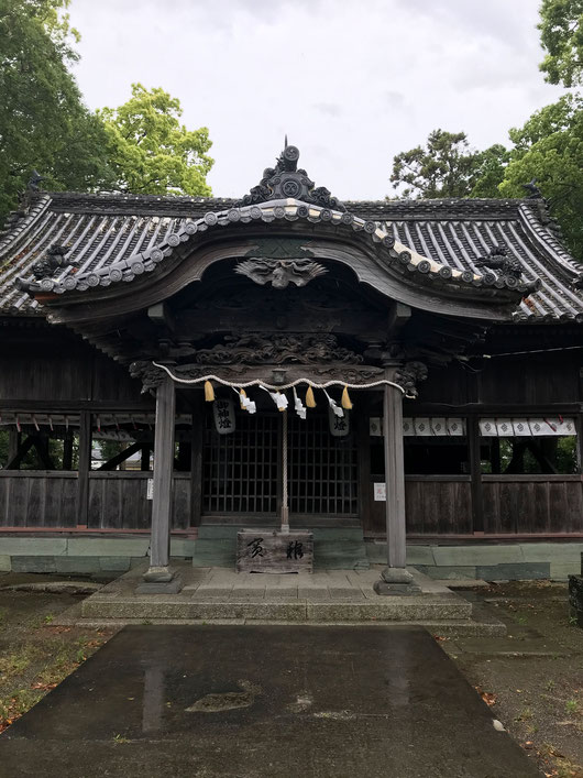 雨の日の府中の宮　拝殿の意匠キラリ　龍に鳳凰　獅子　鯱鉾