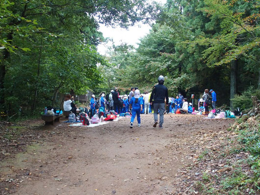 室堂での片上小学校の生徒たち。これから山頂に向かいます。