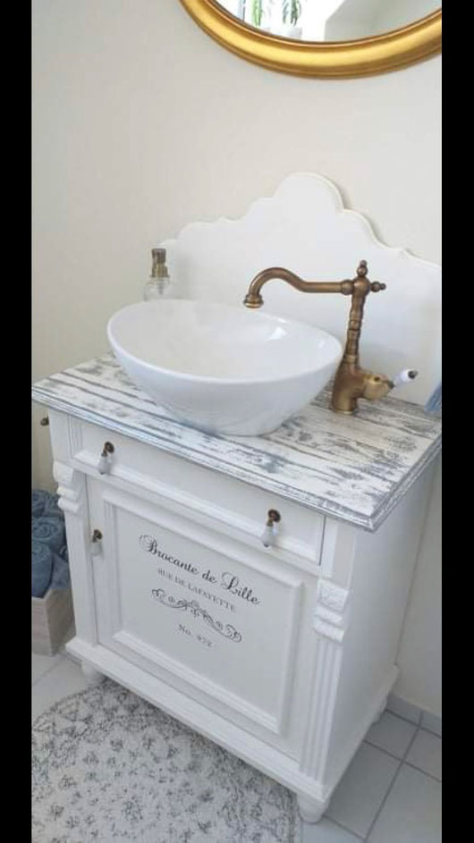Weißer Waschtisch aus Massivholz im Shabby-Chic-Look