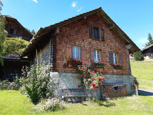 Diese 200jährige Alphütte, die direkt auf unserem Bauernhof steht, kann als Ferienunterkunft gemietet werden.